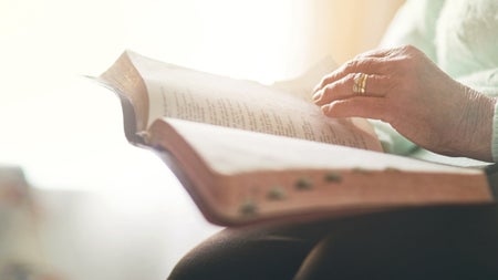 KI als Bibel-Detektiv: Wie Algorithmen die Autorschaft uralter Texte entschlüsseln