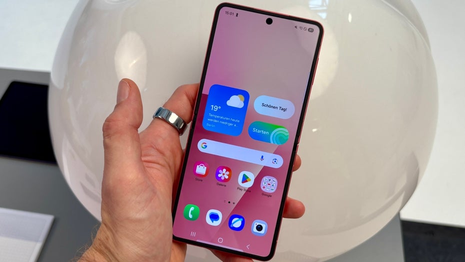 Eine Hand hält das Samsung Galaxy Z Flip 7.