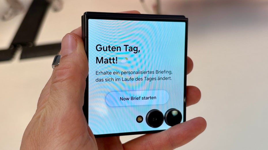 Eine Hand hält das Samsung Galaxy Z Flip 7.