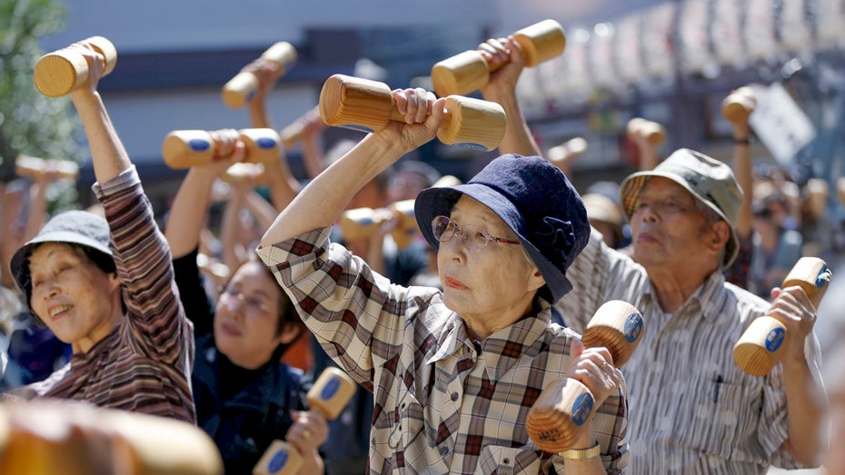 Die japanische Gesellschaft ist überaltert. Mit öffentlichen Aktionen wie dieser in Tokyo versucht die Regierung, Rentner:innen fit und aktiv zu halten.(Foto: Copyright Thomson Reuters 2015) Demografischer Wandel und Rente: Warum zu viele Alte ein Problem für alle sind