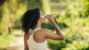 An heißen Tagen 2 Liter trinken? Warum das so nicht stimmt