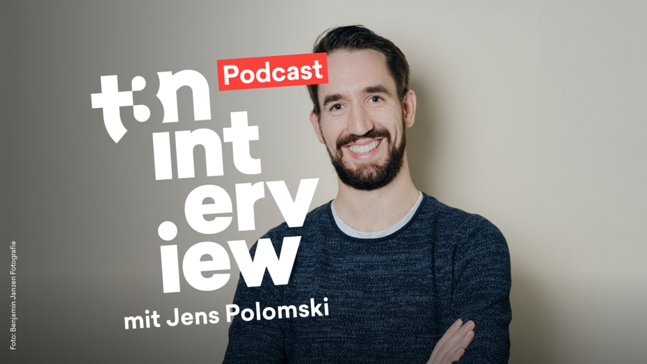 Jens Polomski arbeitet als Speaker und Berater zum Thema Künstliche Intelligenz und ist Gründer der KI-Weiterbildungsplattform Snipki. (Montage: Benjamin Janzen Fotografie / t3n) Bessere Kommunikation im Team: Wie können KI-Tools dabei helfen?