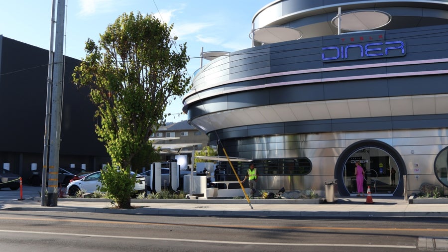 Burger und Fritten von Elon Musk: Erste Bilder vom Tesla Diner in Hollywood