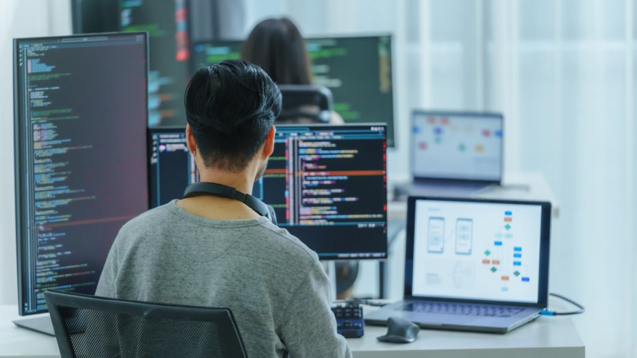 Immer mehr Software-Entwickler nutzen KI - vertrauen der Technologie aber immer weniger